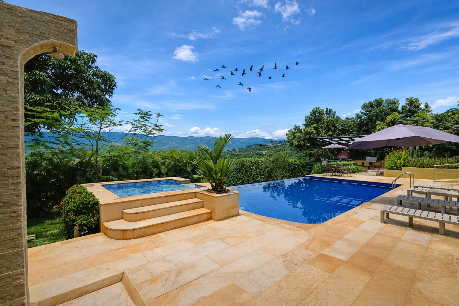 Jacuzzi y piscina con vista a las montañas — Villa Heliconia